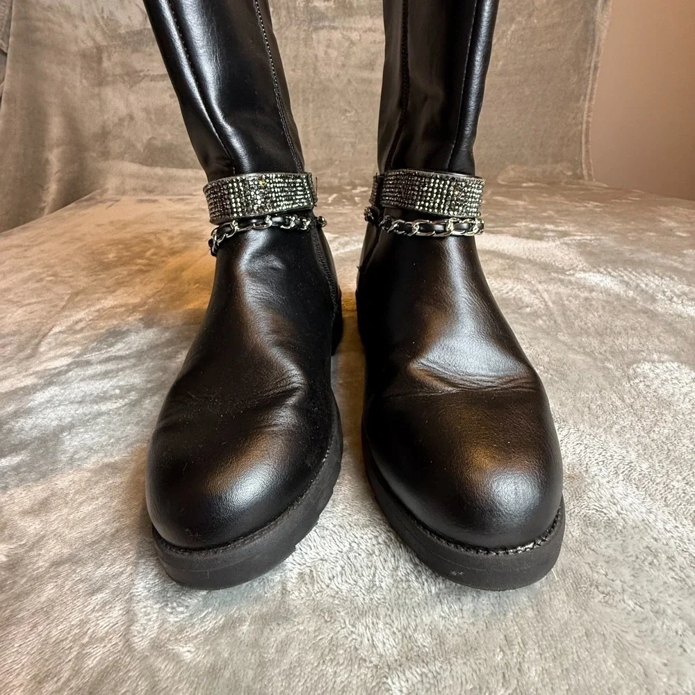 The Unbranded Brand stylish black